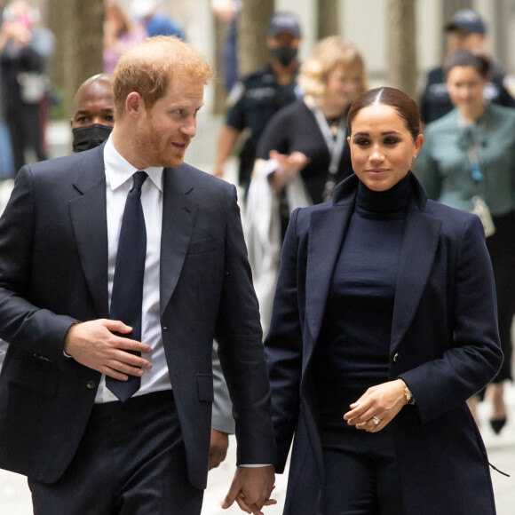 Le prince Harry, duc de Sussex, et Meghan Markle, duchesse de Sussex, ont été surpris en plein dîner avec une cousine d'Harry, membre active de la famille royale britannique.