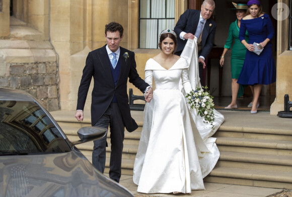 La princesse Eugénie et son mari Jack Brooksbank quittent le château de Windsor après leur mariage à bord d'une Aston Martin le 12 octobre 2018 sous le regard de ses parents le prince Andrew, duc d'York, Sarah Ferguson, duchesse d'York et de sa soeur la princesse Béatrice.