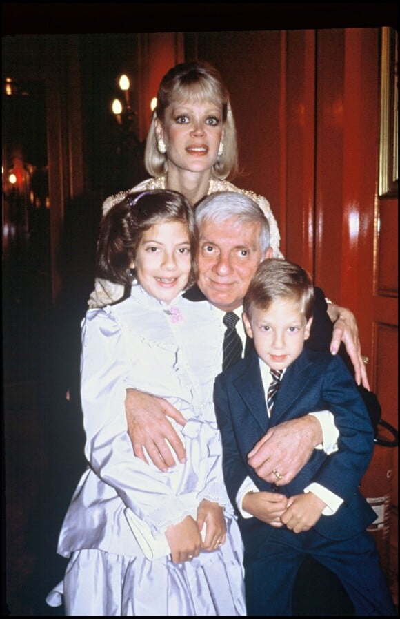 Aaron Spelling avec sa femme Candy, son fils Randy et sa fille Tory le 1er août 1987