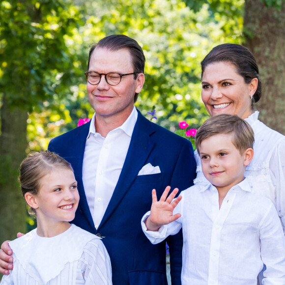 La princesse Victoria, le prince Daniel, la princesse Estelle et le prince Oscar de Suède lors des célébrations de la fête de Victoria au palais de Solliden à Oeland, Suède, le 14 juillet 2021.