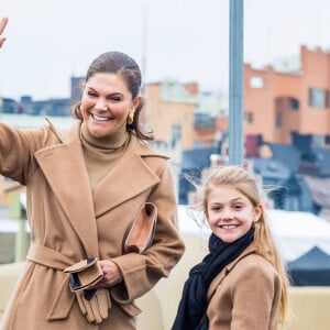 La princesse Victoria de Suède et sa fille la princesse Estelle de Suède - La famille royale de Suède à l'inauguration du pont Slussbron à Stockholm en Suède, le 25 octobre 2020