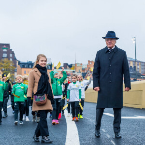 Le roi Carl XVI Gustav de Suède avec la princesse Victoria de Suède et sa fille la princesse Estelle de Suède - La famille royale de Suède à l'inauguration du pont Slussbron à Stockholm en Suède, le 25 octobre 2020