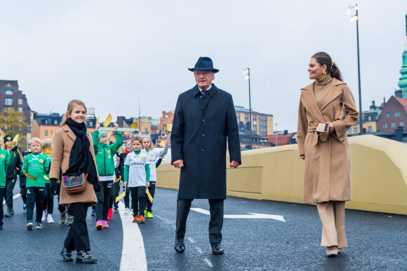 Le roi Carl XVI Gustav de Suède avec la princesse Victoria de Suède et sa fille la princesse Estelle de Suède - La famille royale de Suède à l'inauguration du pont Slussbron à Stockholm en Suède, le 25 octobre 2020