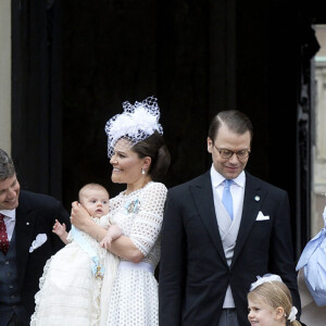 Hans Åström, la princesse Mette-Marit de Norvège (marraine), le prince Frederik de Danemark (parrain), la prince Oscar, la princesse Victoria, le prince Daniel, la princesse Estelle, la princesse Madeleine avec sa fille la princesse Leonore et Oscar Magnuson - Baptême du prince Oscar de Suède à Stockholm en Suède le 27 mai 2016.