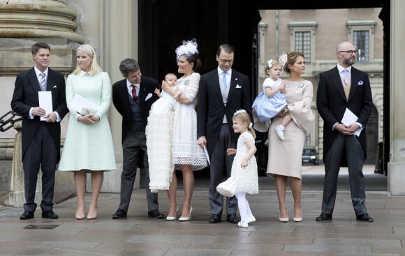 Hans Åström, la princesse Mette-Marit de Norvège (marraine), le prince Frederik de Danemark (parrain), la prince Oscar, la princesse Victoria, le prince Daniel, la princesse Estelle, la princesse Madeleine avec sa fille la princesse Leonore et Oscar Magnuson - Baptême du prince Oscar de Suède à Stockholm en Suède le 27 mai 2016.