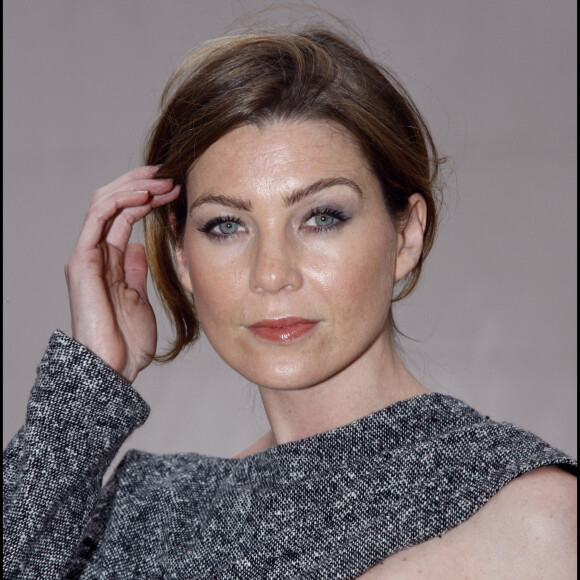 Ellen Pompeo au défilé DIOR Haute-Couture automne-hiver 2007 2008 à l'Orangerie du Château de Versailles.