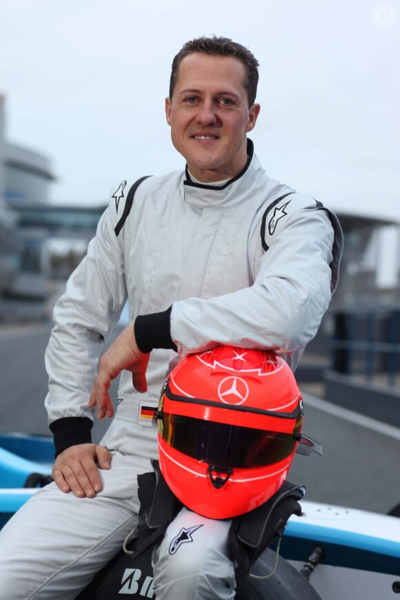 Arpès le rouge Ferrari, Michael Schumacher craque pour le bleu Mercedes, en Espagne le 12 janvier 2010 !