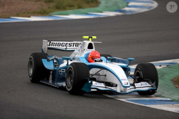 Arpès le rouge Ferrari, Michael Schumacher craque pour le bleu Mercedes, en Espagne le 12 janvier 2010 !