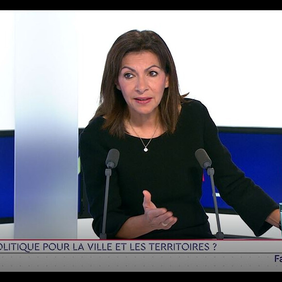 Anne Hidalgo dans "Face aux territoires" dans l'émission de Cyril Viguier, le 24 février 2022, sur TV5 Monde