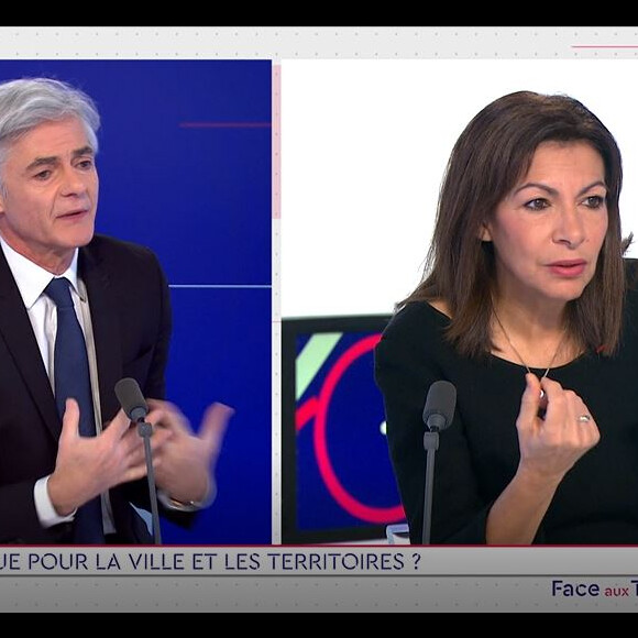 Anne Hidalgo dans "Face aux territoires" dans l'émission de Cyril Viguier, le 24 février 2022, sur TV5 Monde