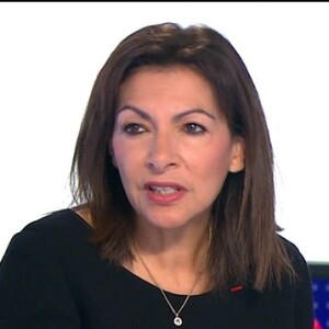 Anne Hidalgo dans "Face aux territoires" dans l'émission de Cyril Viguier, le 24 février 2022, sur TV5 Monde