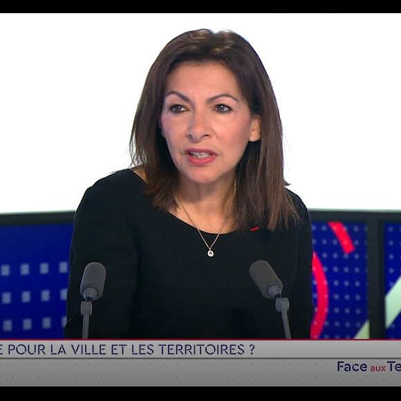Anne Hidalgo dans "Face aux territoires" dans l'émission de Cyril Viguier, le 24 février 2022, sur TV5 Monde