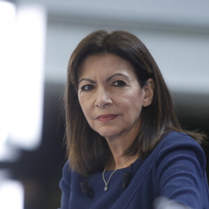 La candidate du Parti Socialiste (PS) à l'élection présidentielle 2022, Anne Hidalgo lors de la REF Présidentille du Mouvement des entreprises de France (MEDEF) à la Station F à Paris, France, le 21 février 2022. © Denis Guignebourg/Bestimage 