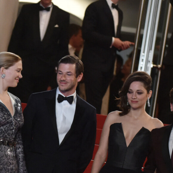 Nancy Grant, Léa Seydoux, Gaspard Ulliel, Marion Cotillard (habillée en Dior Haute Couture), Xavier Dolan, Nathalie Baye et Vincent Cassel lors de la descente des marches du film "Juste la fin du monde" au 69 ème Festival International du Film de Cannes. Le 19 mai 2016. © Giancarlo Gorassini/Bestimage