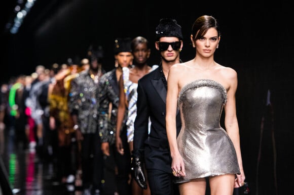 Kendall Jenner lors du défilé de mode "Versace" collection prêt-à-porter automne-hiver 2020-2021 lors de la Fashion Week de Milan, le 21 février 2020.