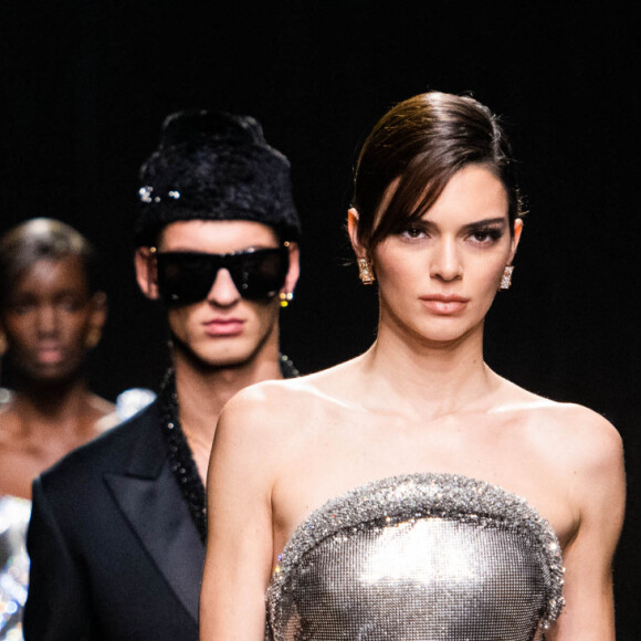 Kendall Jenner lors du défilé de mode "Versace" collection prêt-à-porter automne-hiver 2020-2021 lors de la Fashion Week de Milan, le 21 février 2020.