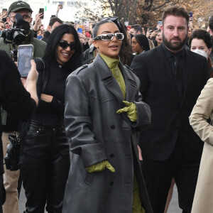 Kim Kardashian arrive au défilé Prada à Milan, le 24 février 2022.