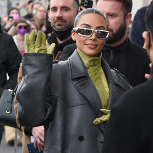 Kim Kardashian arrive au défilé Prada à Milan, le 24 février 2022.