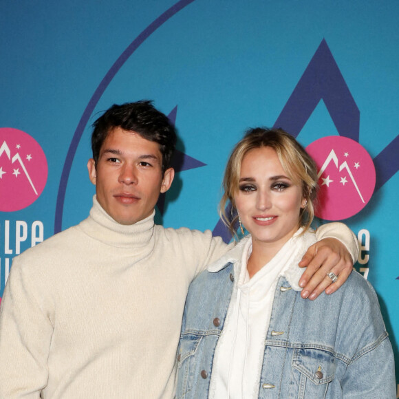 Chloé Jouannet et son compagnon Sandor Funtek - Photocall de la soirée lors de la 25ème édition du Festival international du film de comédie de l'Alpe d'Huez le 20 janvier 2022 © Dominique Jacovides / Bestimage