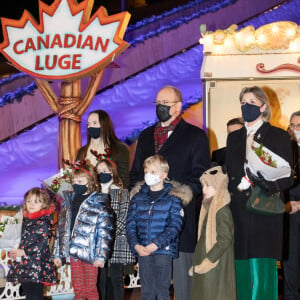 Ouverture du marché de Noël à Monaco en présence du prince Albert II, de ses enfants le prince Jacques, la princesse Gabriella, de la princesse Caroline de Hanovre, de Pierre Casiraghi, sa femme Béatrice Borroméo , de leurs enfants Francesco et Stefano, de Roisin Wittstock et de ses enfants Kaia Rose et Bodie à Monaco le 3 décembre 2021. © Olivier Huitel / Pool / Bestimage  H.S.H. Prince Albert II of Monaco, H.S.H. Prince Jacques, H.S.H. Princess Gabriella, H.R.H. Princess Caroline of Hanover, Pierre Casiraghi and his wife Beatrice Borromeo with their sons Francesco and Stefano, Roisin Wittstock with her daughters Kaia Rose and Bodie attend the opening of the Christmas Market of Monaco. 