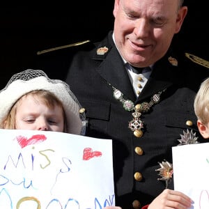 Le prince Albert II de Monaco et ses enfants, le prince héréditaire Jacques de Monaco et sa soeur la princesse Gabriella de Monaco - La famille princière de Monaco apparaît au balcon du palais lors de la fête nationale de Monaco, le 19 novembre 2021. © Bebert-Jacovides/Bestimage