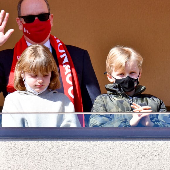 Le prince Albert II de Monaco et ses enfants, la princesse Gabriella et le prince héréditaire Jacques durant la rencontre de football de Ligue 1 Uber Eats, Monaco (1) - Reims (2) au Stade Louis II de Monaco, le 27 février 2022. © Bruno Bebert/Bestimage