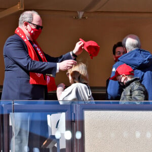 Le prince Albert II de Monaco et ses enfants, la princesse Gabriella et le prince héréditaire Jacques durant la rencontre de football de Ligue 1 Uber Eats, Monaco (1) - Reims (2) au Stade Louis II de Monaco, le 27 février 2022. © Bruno Bebert/Bestimage