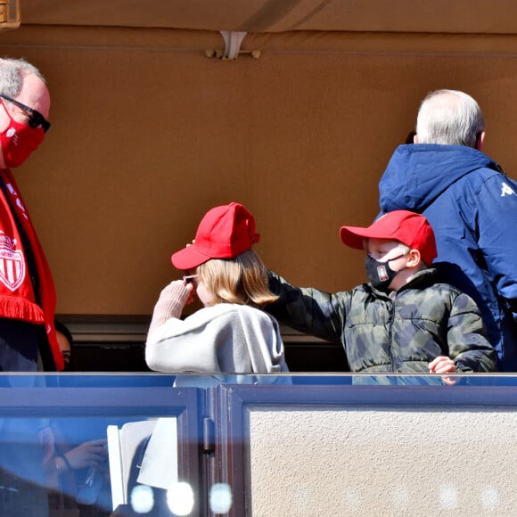 Le prince Albert II de Monaco et ses enfants, la princesse Gabriella et le prince héréditaire Jacques durant la rencontre de football de Ligue 1 Uber Eats, Monaco (1) - Reims (2) au Stade Louis II de Monaco, le 27 février 2022. © Bruno Bebert/Bestimage