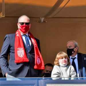 Le prince Albert II de Monaco et ses enfants, la princesse Gabriella et le prince héréditaire Jacques durant la rencontre de football de Ligue 1 Uber Eats, Monaco (1) - Reims (2) au Stade Louis II de Monaco, le 27 février 2022. © Bruno Bebert/Bestimage