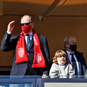 Le prince Albert II de Monaco et ses enfants, la princesse Gabriella et le prince héréditaire Jacques durant la rencontre de football de Ligue 1 Uber Eats, Monaco (1) - Reims (2) au Stade Louis II de Monaco, le 27 février 2022. © Bruno Bebert/Bestimage