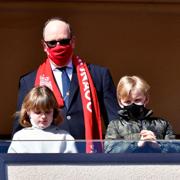 Le prince Albert II de Monaco et ses enfants, la princesse Gabriella et le prince héréditaire Jacques durant la rencontre de football de Ligue 1 Uber Eats, Monaco (1) - Reims (2) au Stade Louis II de Monaco. © Bruno Bebert/Bestimage