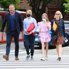 Exclusif - Naomi Watts et son ex Liev Schreiber vont déjeuner avec leurs enfants Kai et Sasha dans le quartier de Manhattan à New York City, New York, Etats-Unis, le 11 juin 2021.