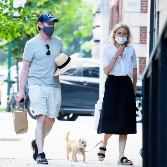 Naomi Watts promène son chien avec son compagnon Billy Crudup dans les rues de New York, le 7 juin 2021.