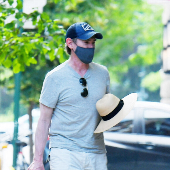 Naomi Watts promène son chien avec son compagnon Billy Crudup dans les rues de New York, le 7 juin 2021.