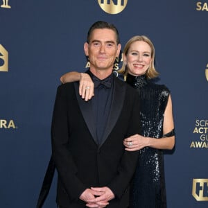 Billy Crudup et sa compagne Naomi Watts lors du photocall de la 28ème édition des Screen Actors Guild Awards, ("SAG Awards"), au Barker Hangar à Santa Monica, Los Angeles, Californie, Etats-Unis, le 27 février 2022.