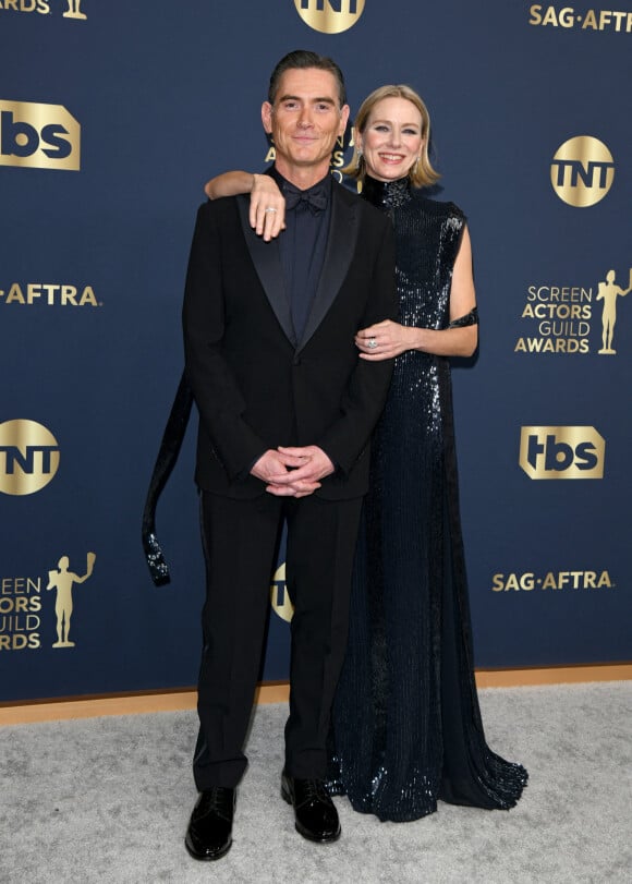 Billy Crudup et sa compagne Naomi Watts lors du photocall de la 28ème édition des Screen Actors Guild Awards, ("SAG Awards"), au Barker Hangar à Santa Monica, Los Angeles, Californie, Etats-Unis, le 27 février 2022.