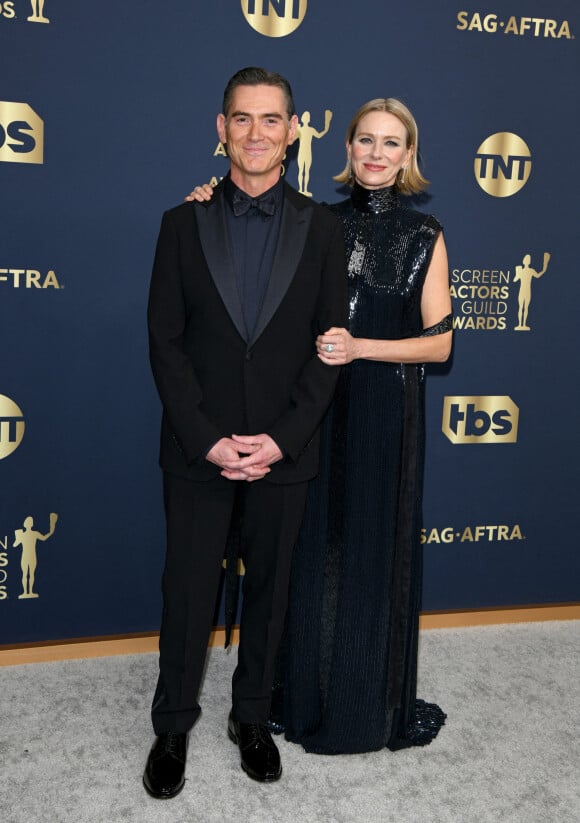 Billy Crudup et sa compagne Naomi Watts lors du photocall de la 28ème édition des Screen Actors Guild Awards, ("SAG Awards"), au Barker Hangar à Santa Monica, Los Angeles, Californie, Etats-Unis, le 27 février 2022.