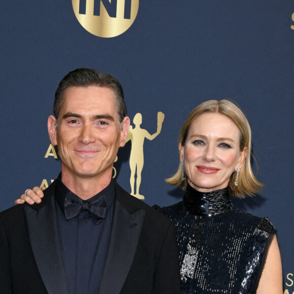 Billy Crudup et sa compagne Naomi Watts lors du photocall de la 28ème édition des Screen Actors Guild Awards, ("SAG Awards"), au Barker Hangar à Santa Monica, Los Angeles, Californie, Etats-Unis, le 27 février 2022.