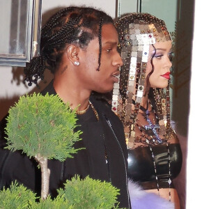 Rihanna, enceinte, et son compagnon ASAP Rocky à la sortie de leur hôtel lors de la Fashion Week de Milan, Italie, le 24 février 2022. 