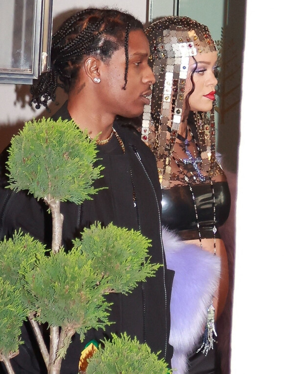 Rihanna, enceinte, et son compagnon ASAP Rocky à la sortie de leur hôtel lors de la Fashion Week de Milan, Italie, le 24 février 2022. 