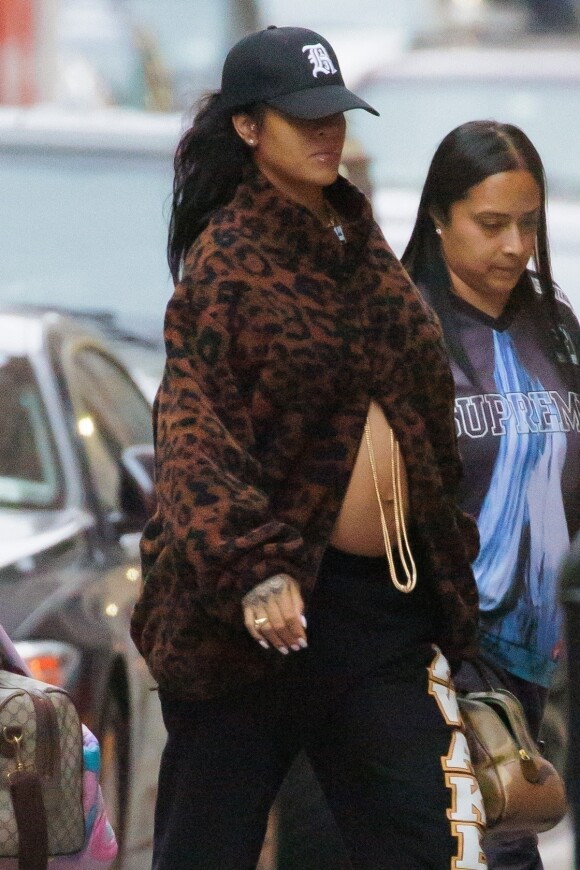 Exclusif - Rihanna enceinte se promène dans les rues de New York le 17 février 2022. 
