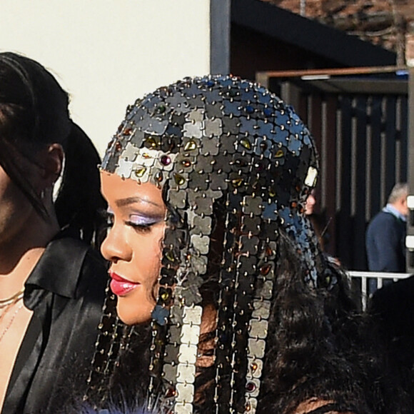 Rihanna, enceinte à la sortie de son hôtel lors de la Fashion Week de Milan, Italie, le 24 février 2022. 