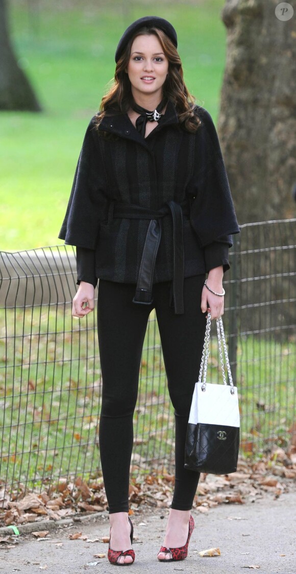 Leighton Meester en total look noir à la fois classique et tendance, avec même une petite touche frenchie grâce à son beret en laine bien de chez nous (mais de la marque American Apparel) et à son it-bag Chanel !