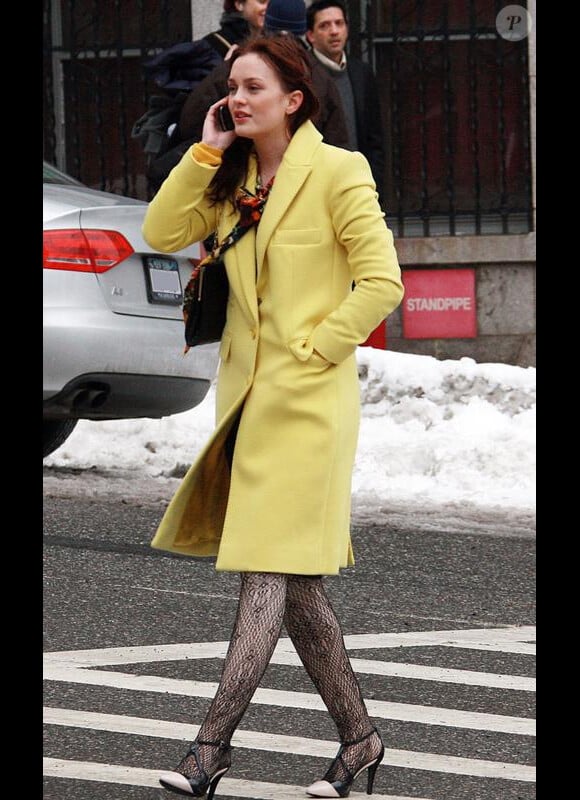 Leighton, dernièrement sur le tournage de Gossip Girl à New York : manteau acidulé et collant en dentelle, l'actrice sait toujours comment attirer l'attention !