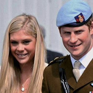 Le prince Harry avec sa compagne Chelsy Davy après sa décoration sur la base de Middle Wallop le 7 mai 2010.