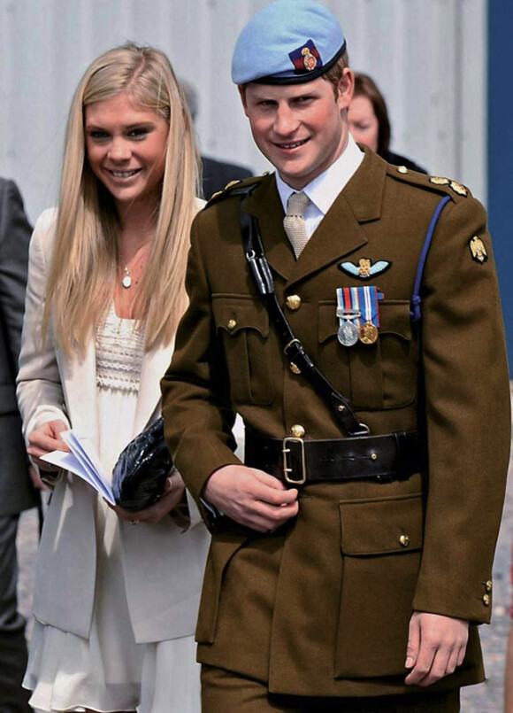 Le prince Harry avec sa compagne Chelsy Davy après sa décoration sur la base de Middle Wallop le 7 mai 2010.