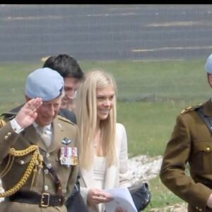 Le prince Harry avec sa compagne Chelsy Davy et son père le prince Charles, après sa décoration sur la base de Middle Wallop le 7 mai 2010.