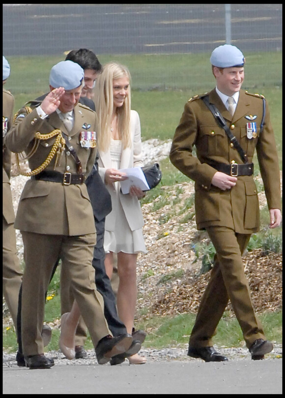 Le prince Harry avec sa compagne Chelsy Davy et son père le prince Charles, après sa décoration sur la base de Middle Wallop le 7 mai 2010.