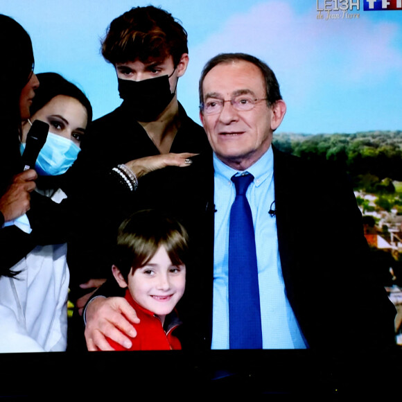 Sa famille, sa femme Nathalie Marquay, leur fils Tom Pernaut, Lou Pernaut et son petit Fils Léo - Dernier JT de Jean-Pierre Pernaut sur TF1 aprés 33 ans de présentation. Paris, le 18 Décembre 2020. © Dominique Jacovides / Bestimage