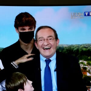 Sa famille, sa femme Nathalie Marquay, leur fils Tom Pernaut, Lou Pernaut et son petit Fils Léo - Dernier JT de Jean-Pierre Pernaut sur TF1 aprés 33 ans de présentation. Paris, le 18 Décembre 2020. © Dominique Jacovides / Bestimage